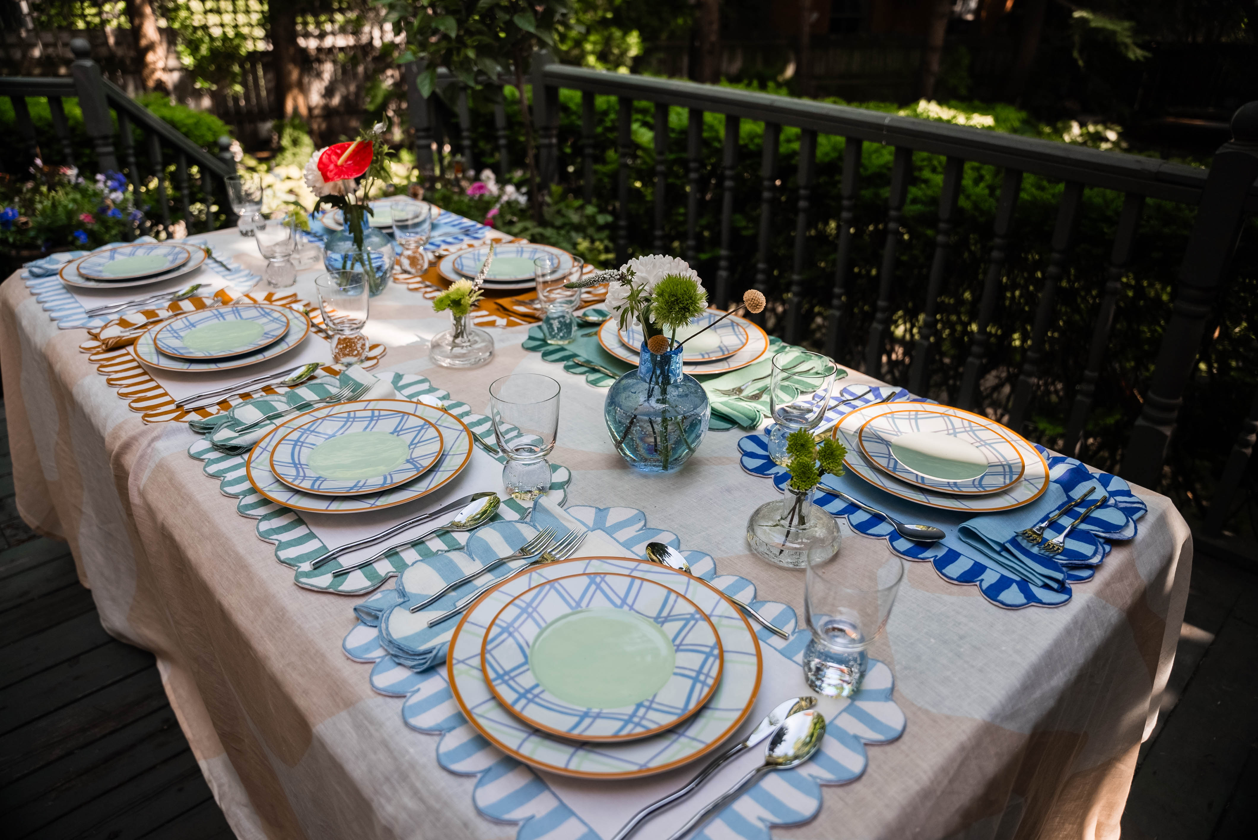 Jardin Embroidered Linen Scalloped Stripe Double-Sided Placemats in Gr ...